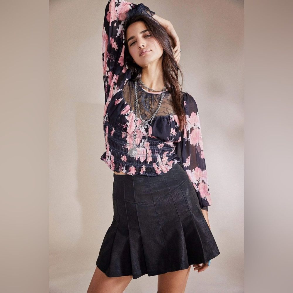 🎀 FREE PEOPLE Daphnee round neck black and pink floral lace details blouse